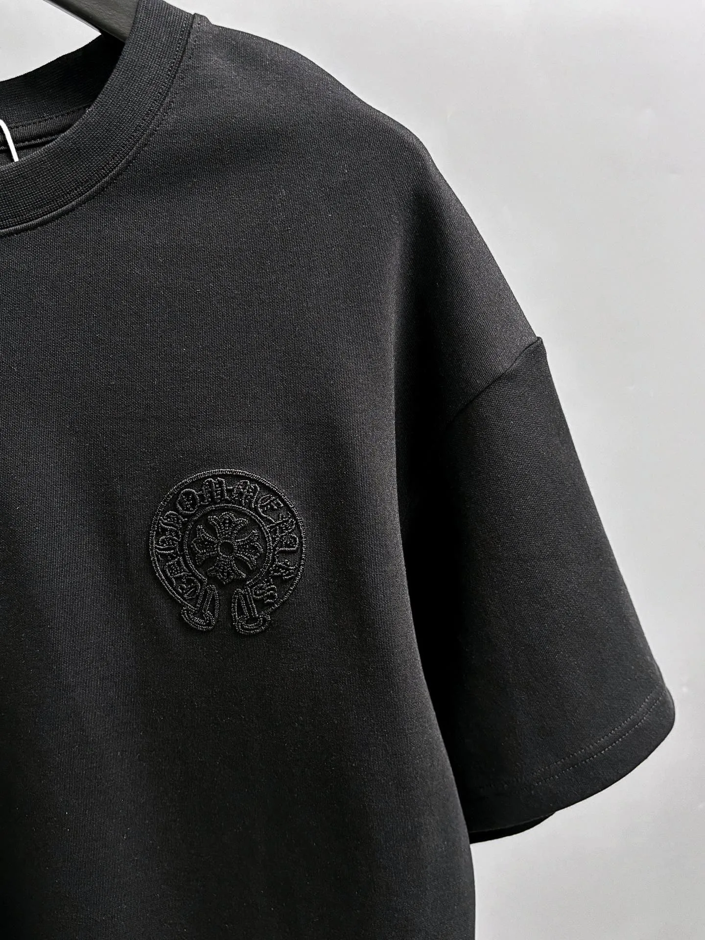 P190 Chrome Hearts* 2꯭0꯭2꯭5 new autumn and winter style ❤️ Original ⌚️ high version Chrome Hearts The fabric is made of 320g high-density modal long-staple cotton. It does not deform or shrink. Process introduction: double thread movement. Chest. The back panel uses overlapping embroidery🪡 process➕the back panel towel rope embroidery process. Color: black SIZE: M-3XL
